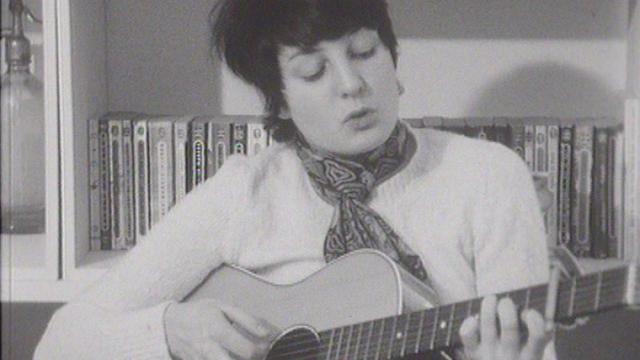 Stéphanie, chanteuse suisse à Paris en 1970. [RTS]