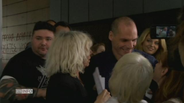 Yanis Varoufakis se fait embrasser par des manifestantes