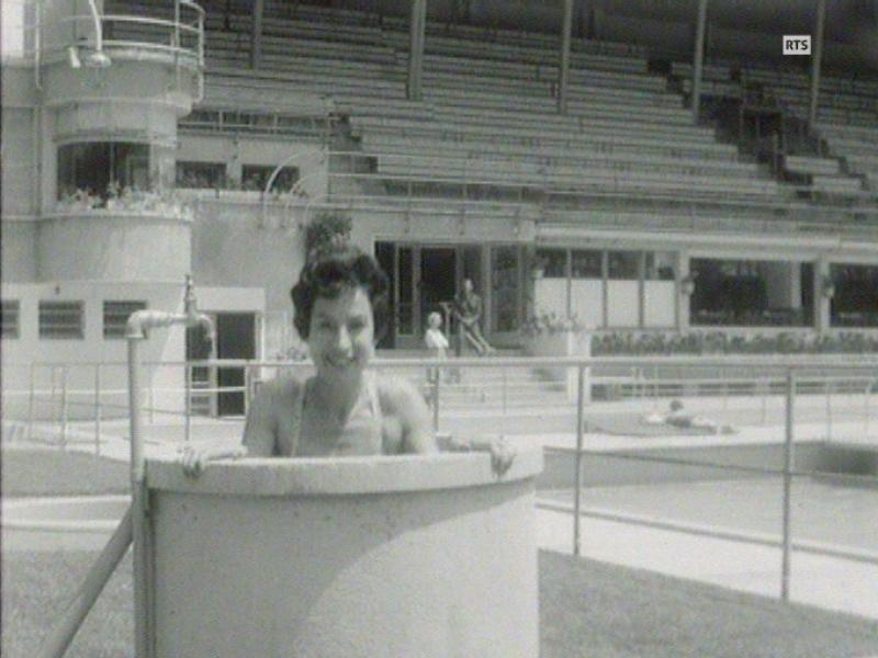 Mode estivale à la piscine de Montchoisi en 1959. [RTS]