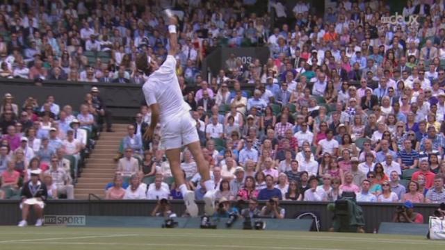 Finale messieurs. Novak Djokovic (SRB-1) - Roger Federer (SUI-2) (7-6 6-7 1-1). Un smash de revers de Roger Federer