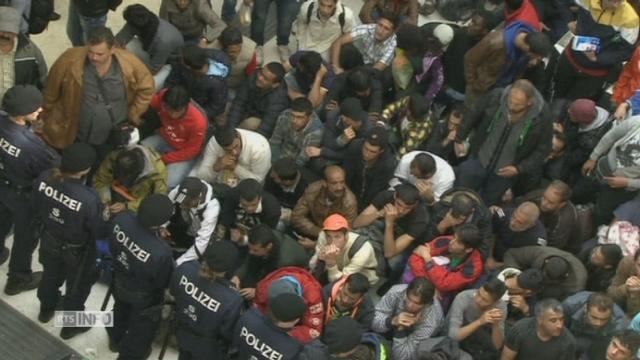 Les policiers filtrent l acces a la gare de Salzbourg