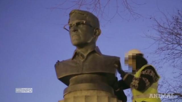 Installation d une statue d Edward Snowden