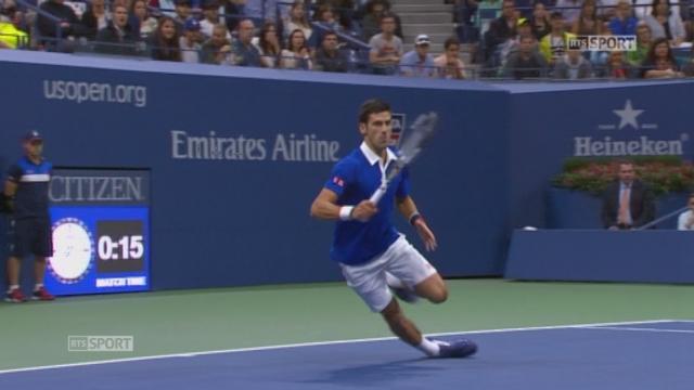 Finale messieurs. Novak Djokovic [SRB-1] - Roger Federer [SUI-2] (2-1). Glissade du Serbe, qui aurait pu se faire très mal