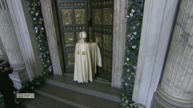 Le pape ouvre la porte sainte de la basilique Saint-Pierre