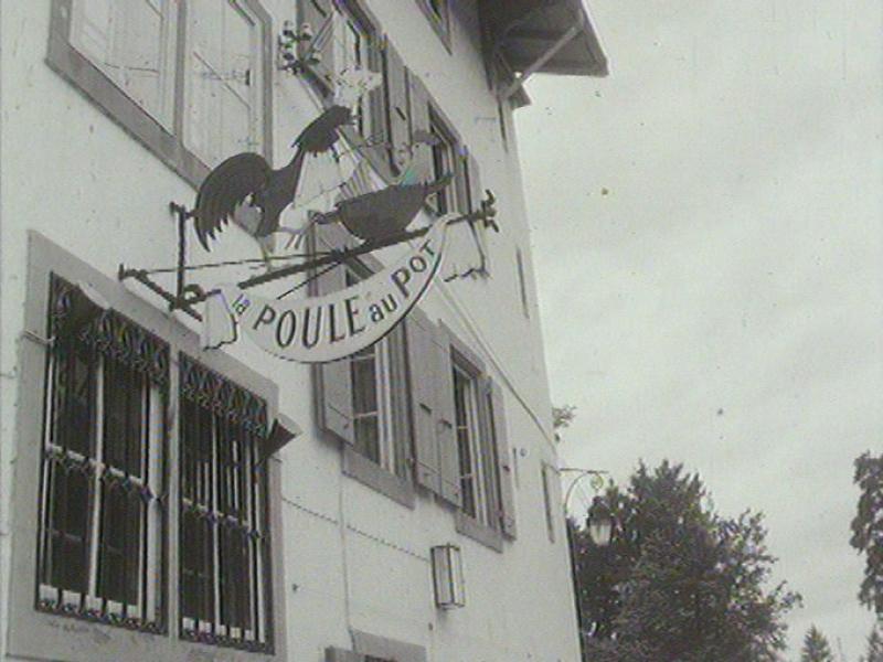 L'auberge La poule au pot de Chardonne en 1966. [RTS]