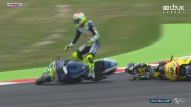 Moto2. Incident Aegerter. A la lutte pour la 1re place, le Suisse est accroché par Rins (ESP)