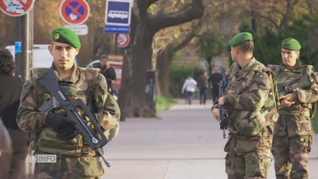 L'armée française se deploie dans les rues de Paris