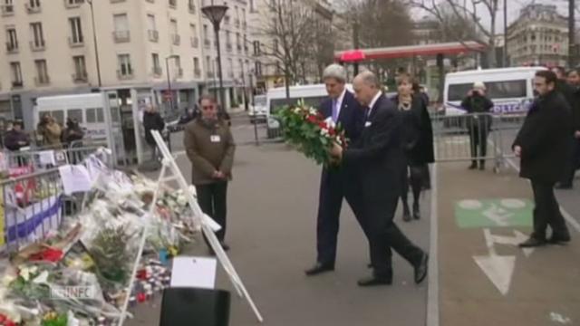 John Kerry se recueille sur les lieux des attentats