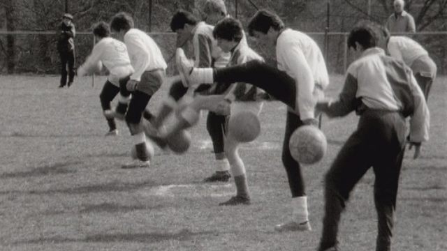 Entraînement de football à Genève par le mouvement Jeunesse et sport en 1969. [RTS]