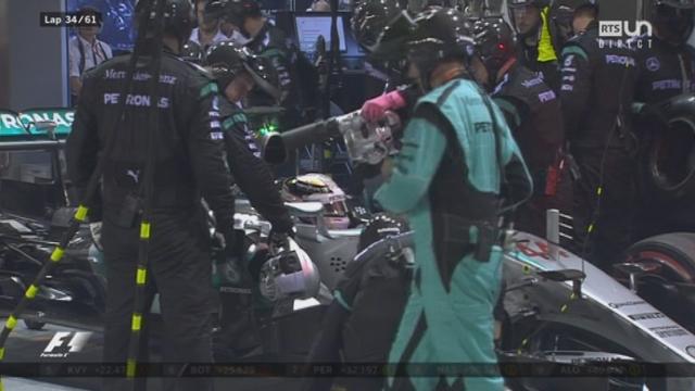 33e tour: Lewis Hamilton (GBR-Mercedes) rejoint son box et abandonne