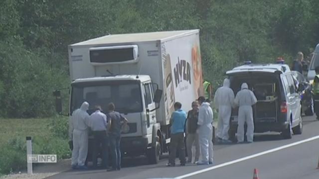 La police autour du camion où des réfugiés sont morts