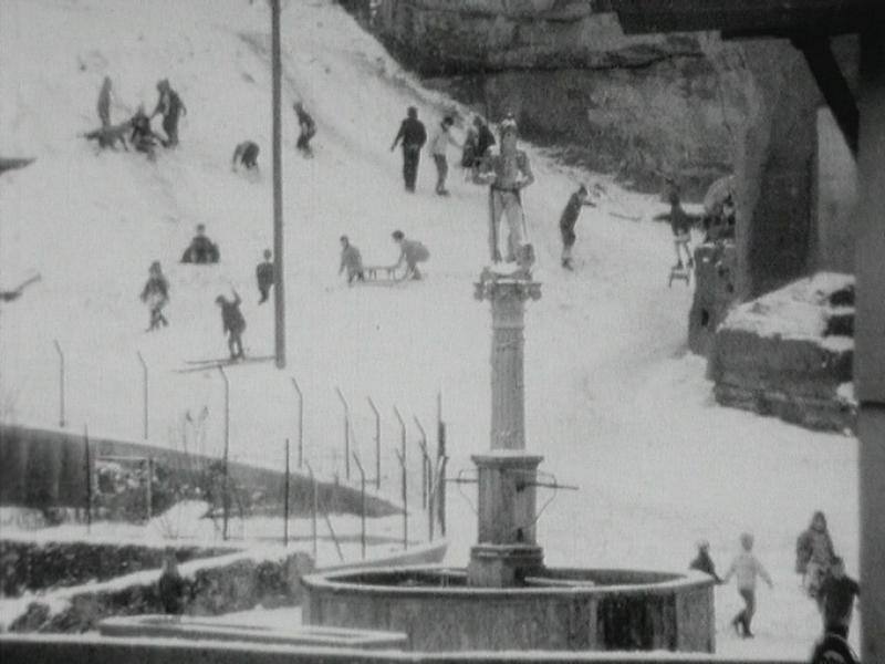 Parties de luge en vieille-ville de Fribourg en 1965. [RTS]