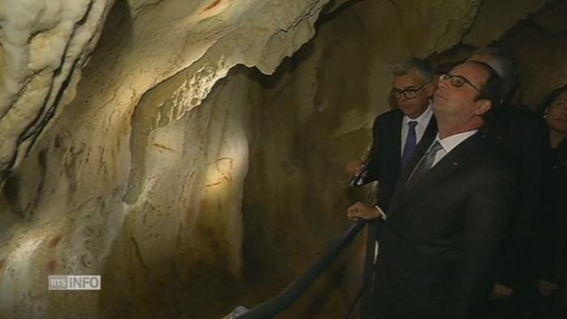 Francois Hollande visite la copie de la grotte Chauvet