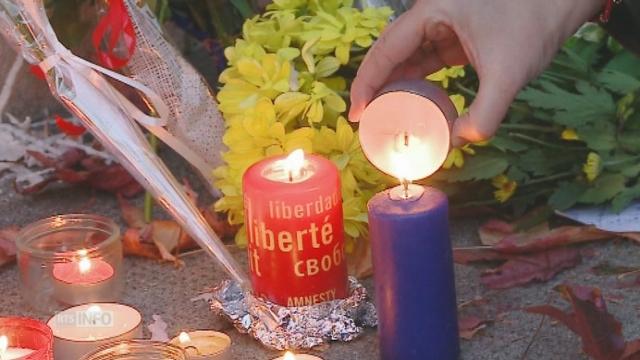 Les Suisses chantent "La Marseillaise" à Genève en hommage aux victimes des attentats de Paris