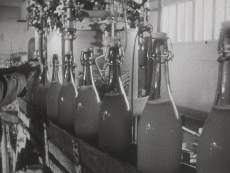 Fabrication et conditionnement du jus de pomme en 1962. [RTS]