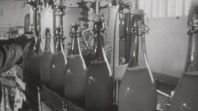 Fabrication et conditionnement du jus de pomme en 1962. [RTS]