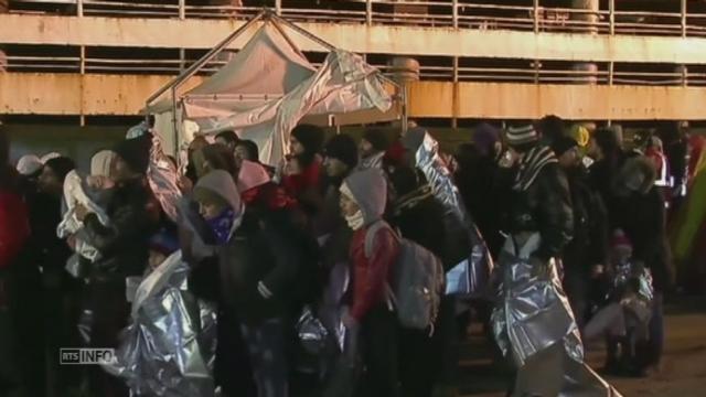 Arrivee d un cargo de migrants en Italie