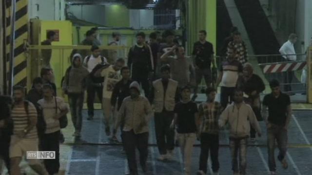 Des milliers de réfugiés débarquent à Athènes