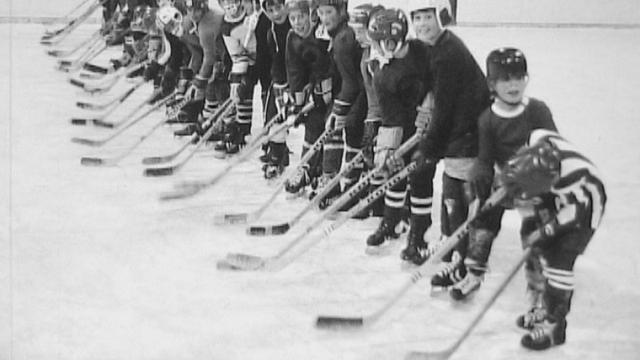 Ecole de hockey à la patinoire de Morges en 1973. [RTS]