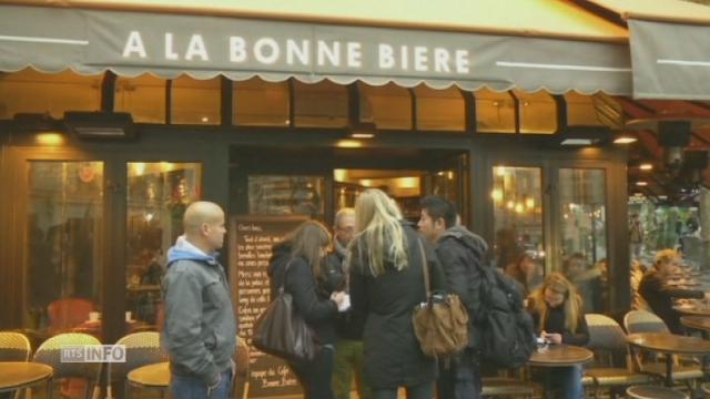 Première réouverture d'un café touché par les attentats