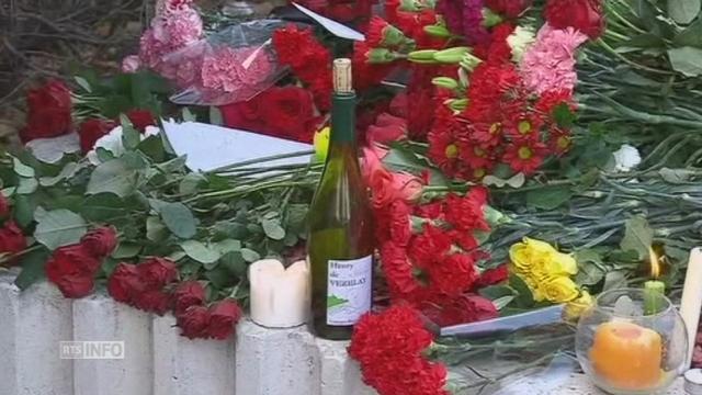 Hommages en Russie devant l'ambassade française