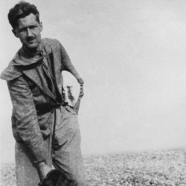 L'auteur anglais Eric Blair (George Orwell) 1903-1950 à Southwell Beach en 1934. [The Art Archive - The Art Archive / The Picture Desk]