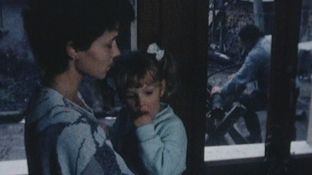 Maman chantant une chanson à sa fillette en 1989. [RTS]
