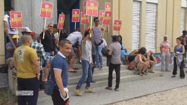 Des réfugiés manifestent contre leur transfert dans des abris PC à Genève
