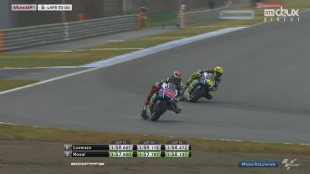 MotoGP (19e tour). Rossi (ITA) passe à son tour Lorenzo (ESP), qui commet une grosse erreur,  et prend la 2e place!