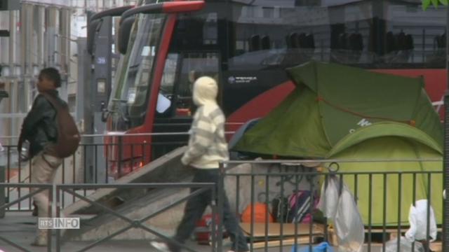 Evacuation d'un campement de fortune sous le métro aérien à Paris