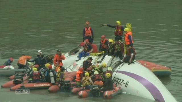 Les secours s'activent après le crash dans une rivière à Taïwan