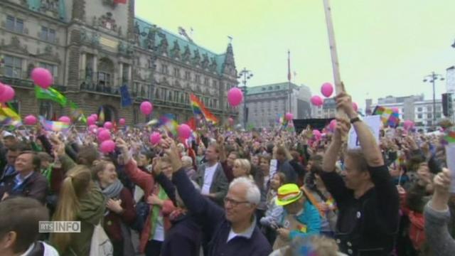 Des milliers de personnes manifestent contre le racisme à Hambourg
