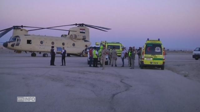 Ambulances près du site du crash dans le Sinaï