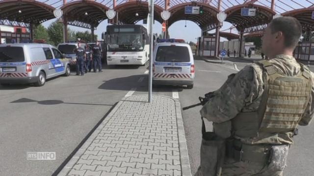Plusieurs bus de refugies ont passe la frontiere hongroise de plus en plus militarisee