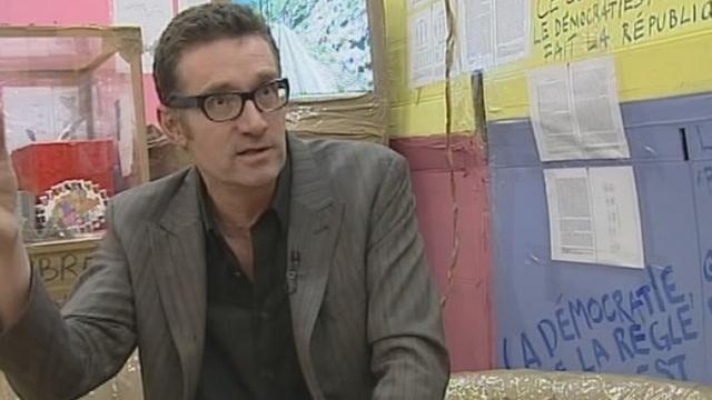 Thomas Hirschhorn à l'interview au Centre culturel suisse de Paris en 2004. [RTS]
