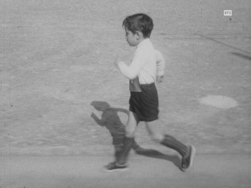 Un enfant participe à une compétition de marche en 1973. [RTS]