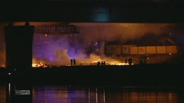 Le pont principal de Varsovie en feu