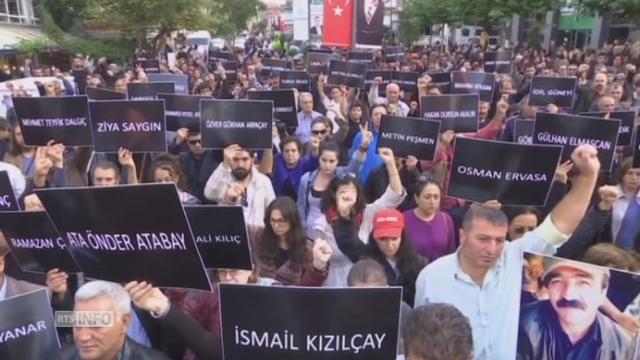 Des centaines de personnes se sont recueillies a Ankara apres les attentats