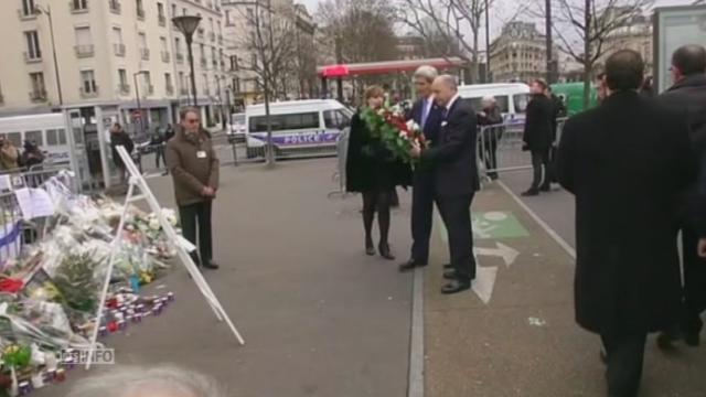 John Kerry dépose des fleurs sur les lieux des attentats de Paris