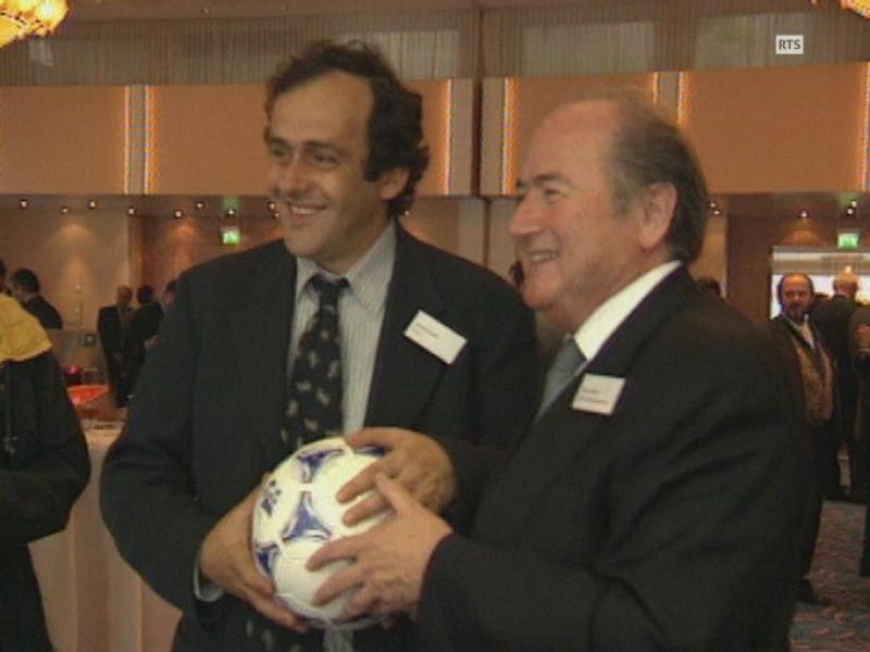 Michel Platini et Joseph Blatter lors de la campagne pour la présidence de la FIFA en 1998. [RTS]