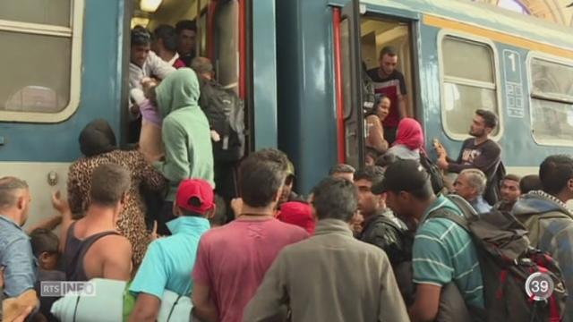 Des migrants prennent d'assaut la gare de Budapest