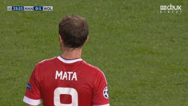 Manchester United - Wolfsburg (1-1). 33e minute: penalty pour faute de main de Caligiuri. Mata égalise pour ManU