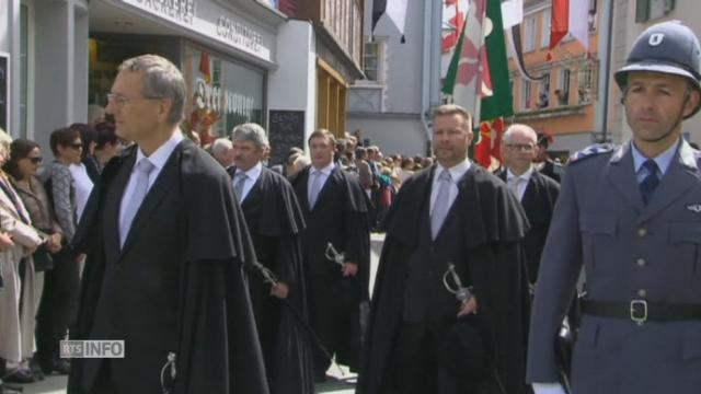 Les Appenzellois dans les rues pour la "Landsgemeinde"