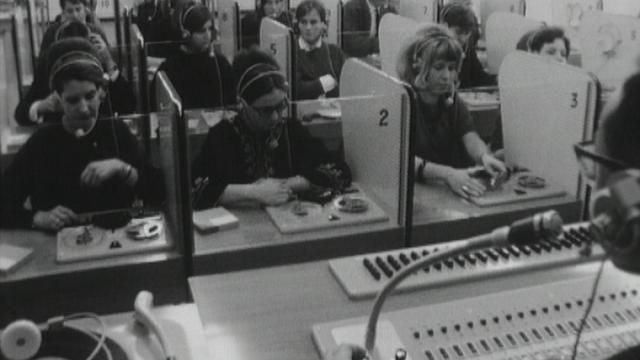 Le labo de langues ou laboratoire de langues nouvelle méthode de l'enseignement des langues étrangères en 1965 en Suisse. [RTS]