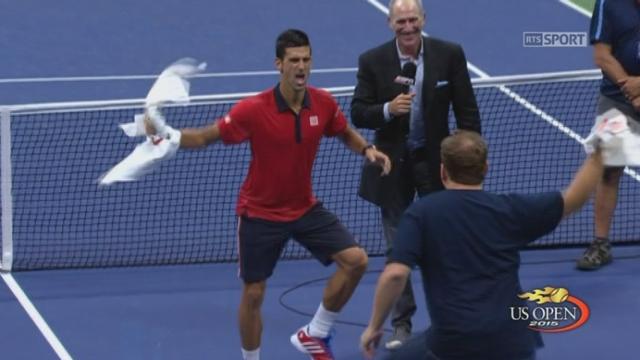 Djokovic danse avec un spectateur sur le stade Arthur Ashe