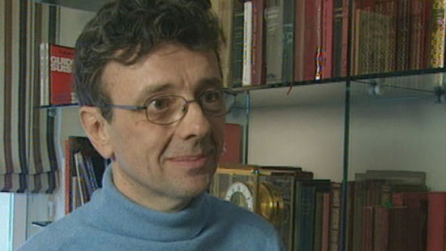 Gérard Rabaey et sa collection de livres anciens de cuisine, en 2005 [RTS]