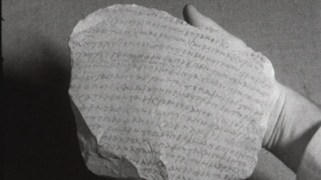 Une écriture découverte sur une pierre présentée en 1959. [RTS]