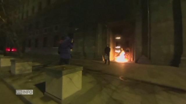 Un artiste russe met le feu aux portes du FSB