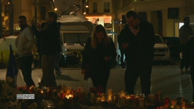 Fleurs et bougies jonchent les rues de Paris