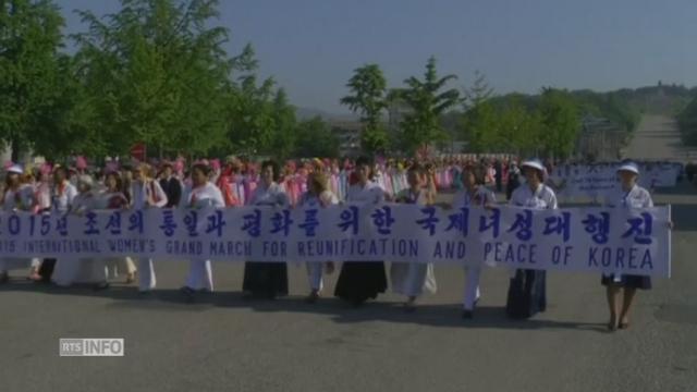 Des militantes pacifistes du monde entier defilent en Coree du Nord